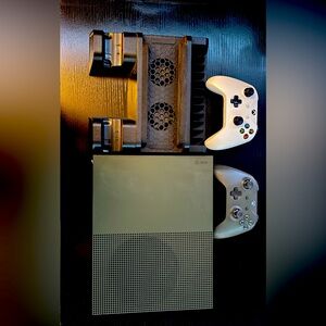 Xbox One S | Charging Station | 2 Controllers